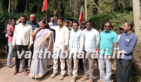 ಸಿದ್ದಾಪುರ: ರಸ್ತೆ ದುರಸ್ಥಿಗೆ ಒತ್ತಾಯಿಸಿ ಪ್ರತಿಭಟನೆ